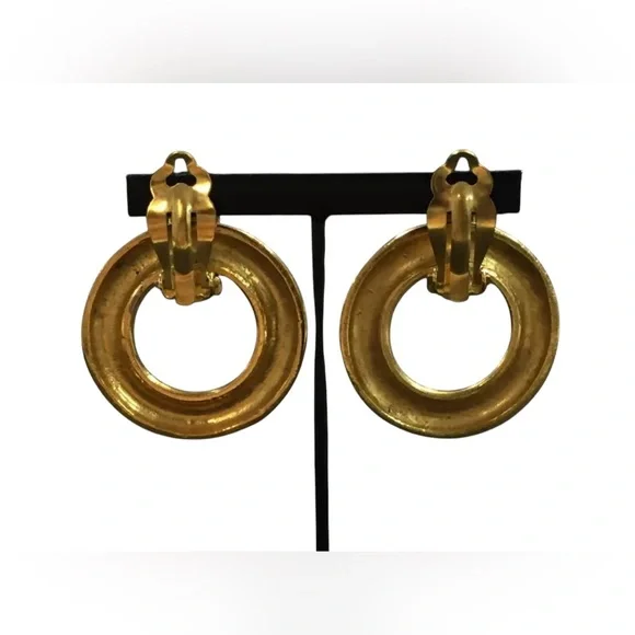 Chanel vintage 24kt gold plated hammered door knocker hoop clip on earrings. - Picture 3 of 11